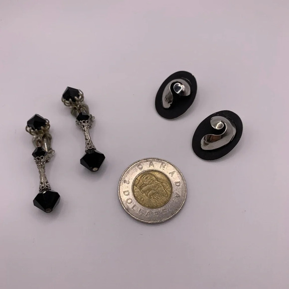 Lot of 2 vintage black and silver toned clip on earrings - Picture 3 of 4